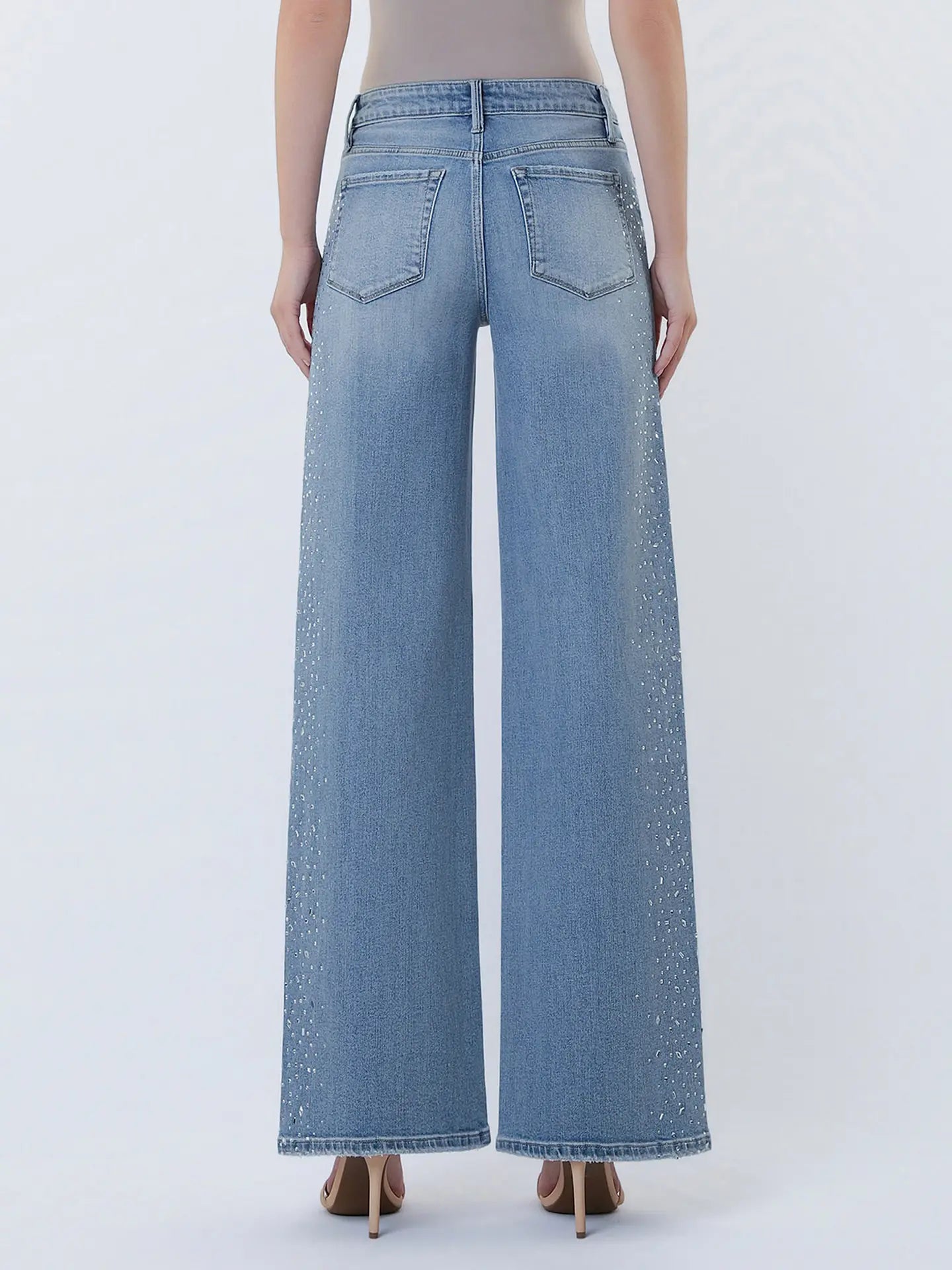 Vervet Glam wide-legged jeans with high waist and relaxed fit, shown in a light denim wash, styled with casual footwear.