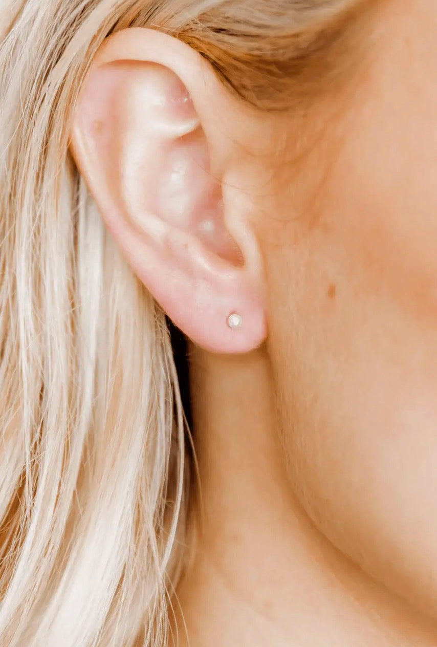 Linny CO Payton Pearl White 5mm screwback earrings with lustrous pearls and silver-tone screwback design.
