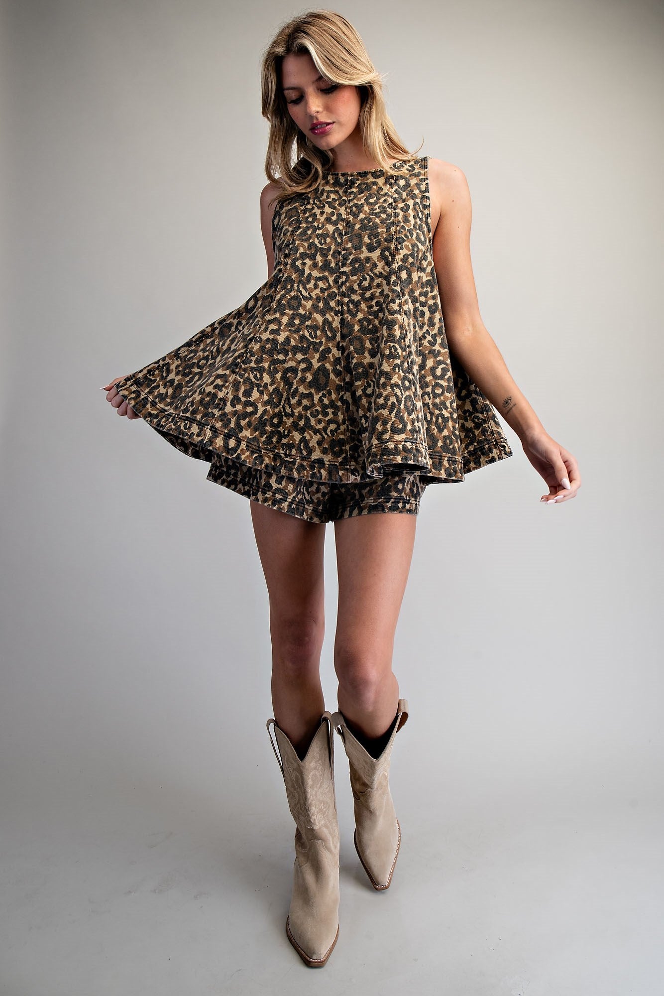 Ee:some Fierce & Free top shown in black with long sleeves and a relaxed fit, perfect for casual wear.