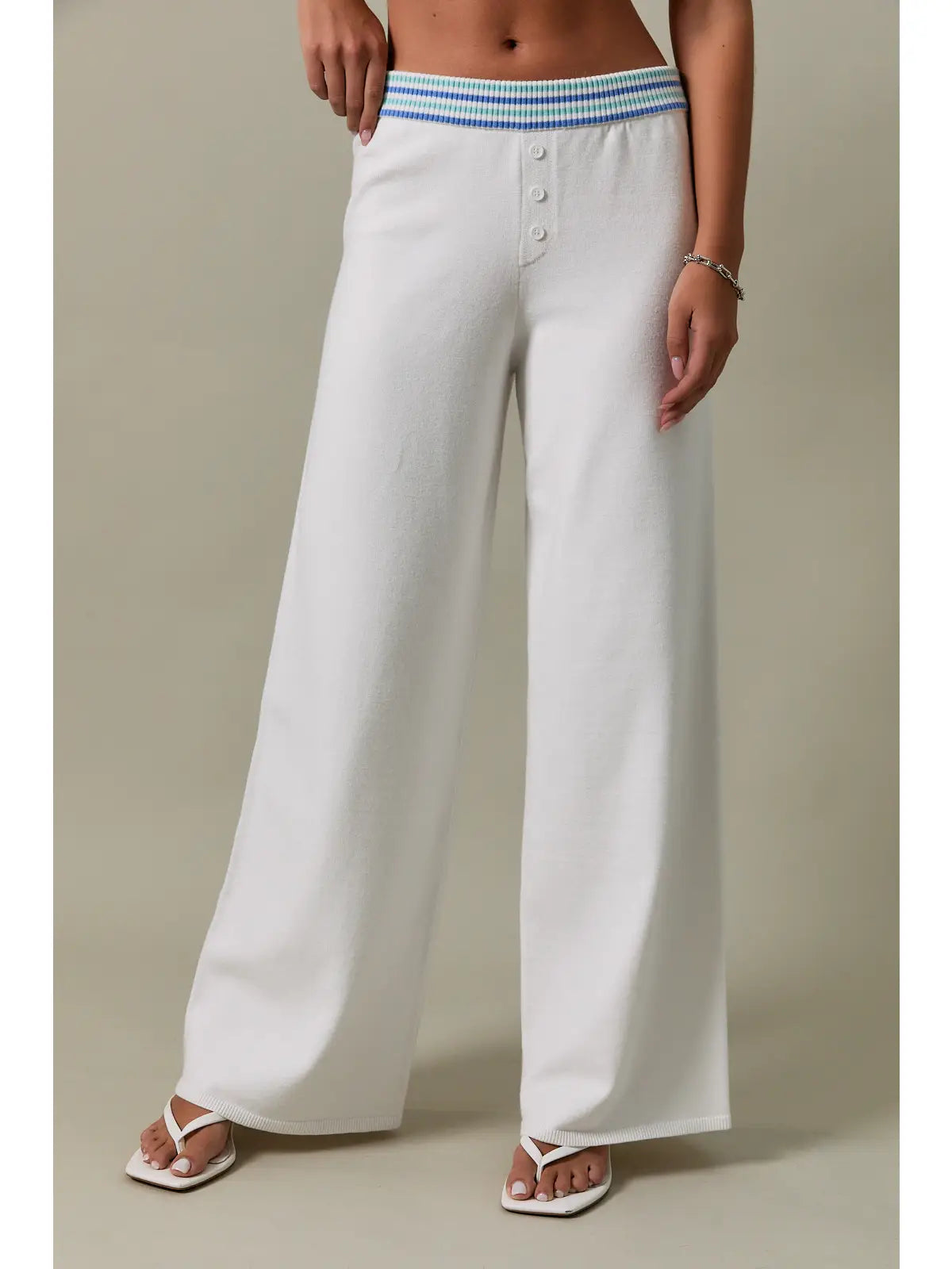 Le Lis Coastal Muse pants in soft fabric with a relaxed fit, featuring a stylish coastal-inspired print.