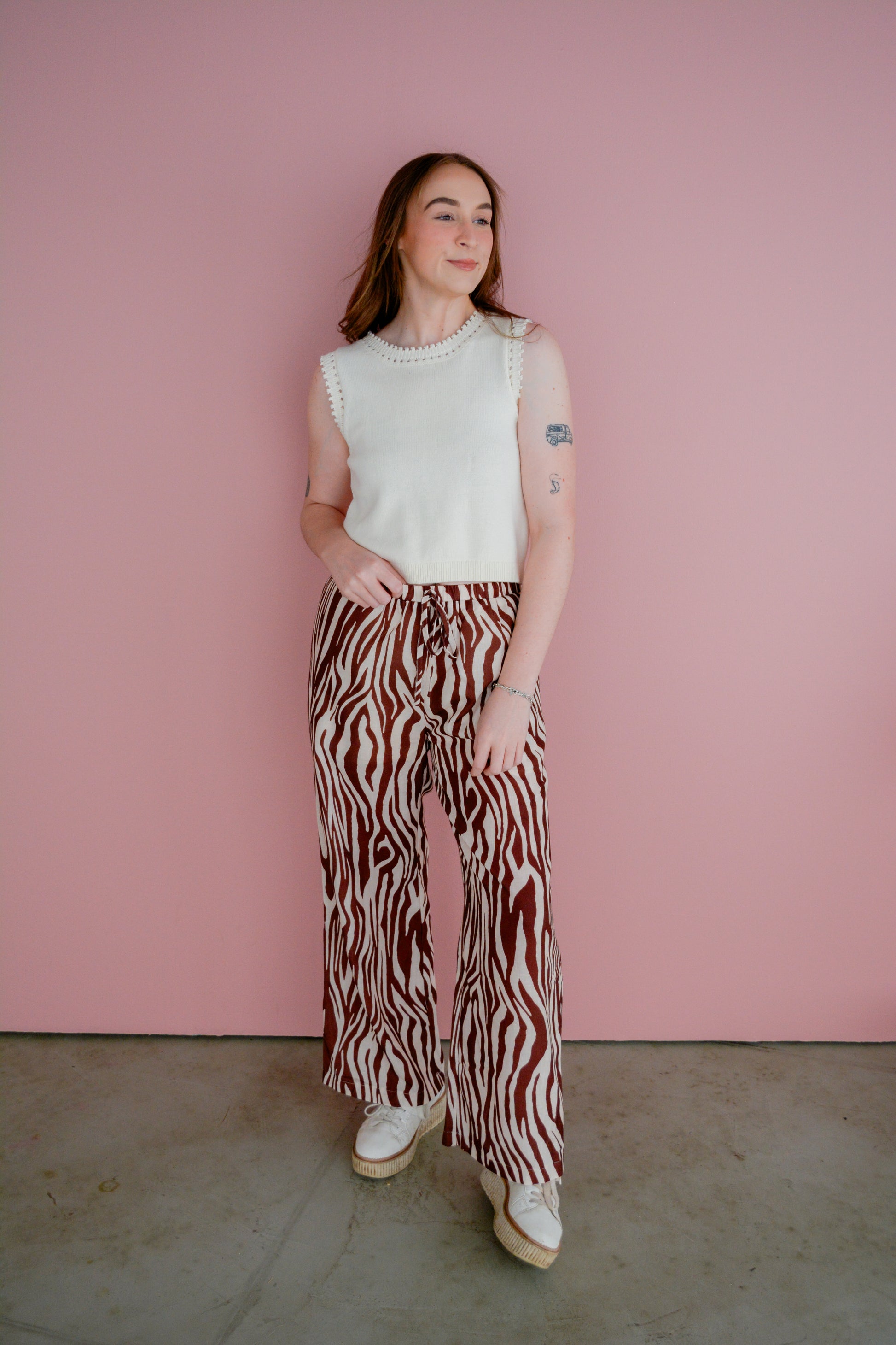 Entro Safari Chic Pants in neutral fabric, featuring a relaxed fit with front pockets and a stylish waistband.