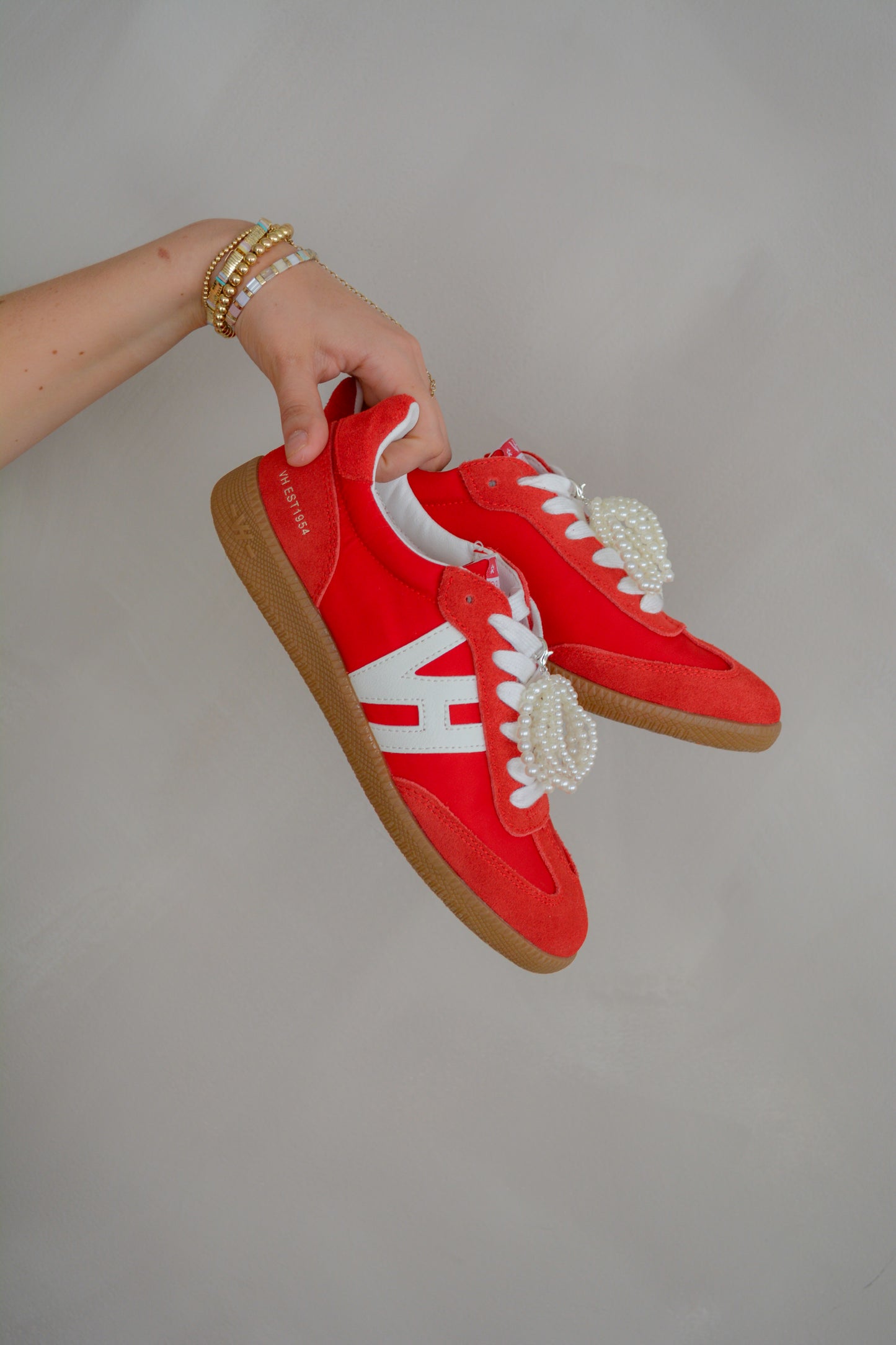 Vintage Havanna Nadia Sneakers featuring stylish white and beige canvas with rubber soles and laces for a casual look.