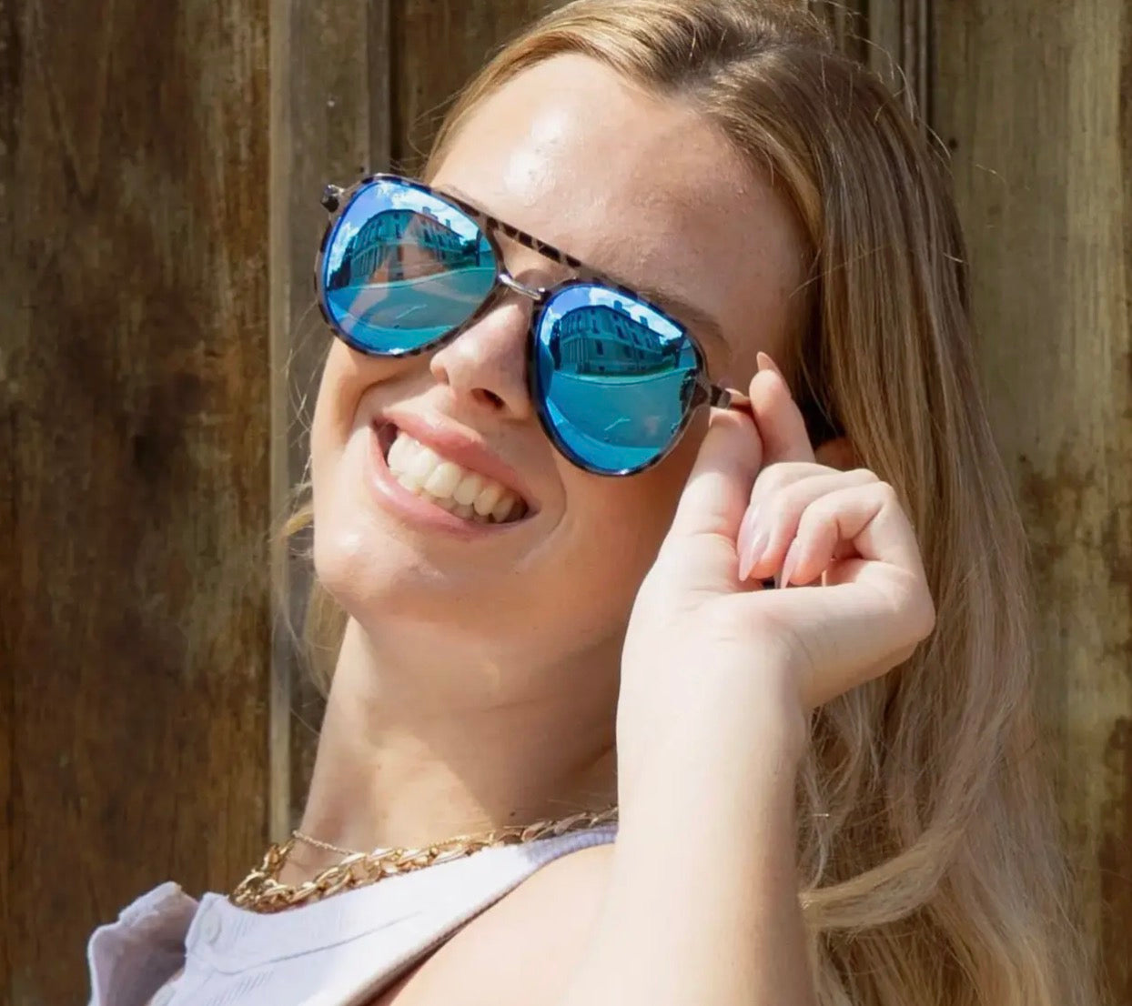 Dax Eyewear Earhart glasses in blue with full frame and sleek design, displayed on a white background.