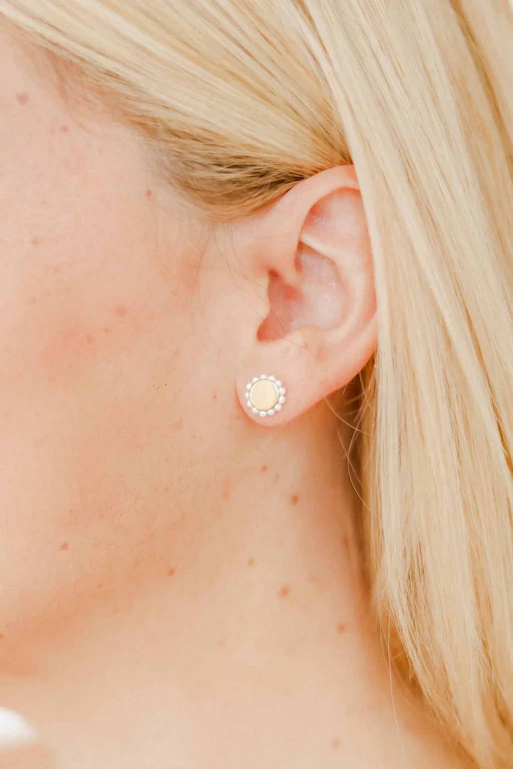 Alice Pearl - Screwback Studs